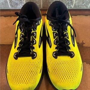 Brooks Men's Neon Yellow Athletic Shoes
Mens Ghost 15, less than 50 miles